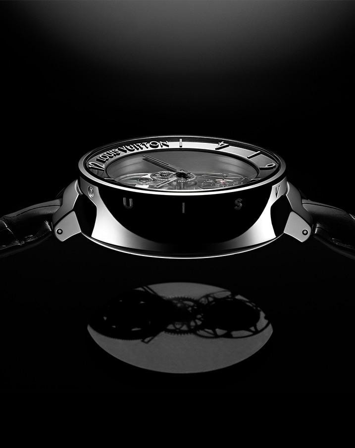 Tas de cartes illustrant les nouvelles inventions. Montre Tambour Moon Mystérieuse de profil.