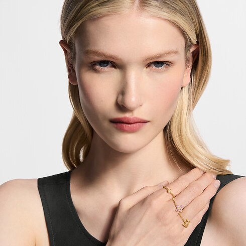 Bague Lady LV vue recadrée et portée