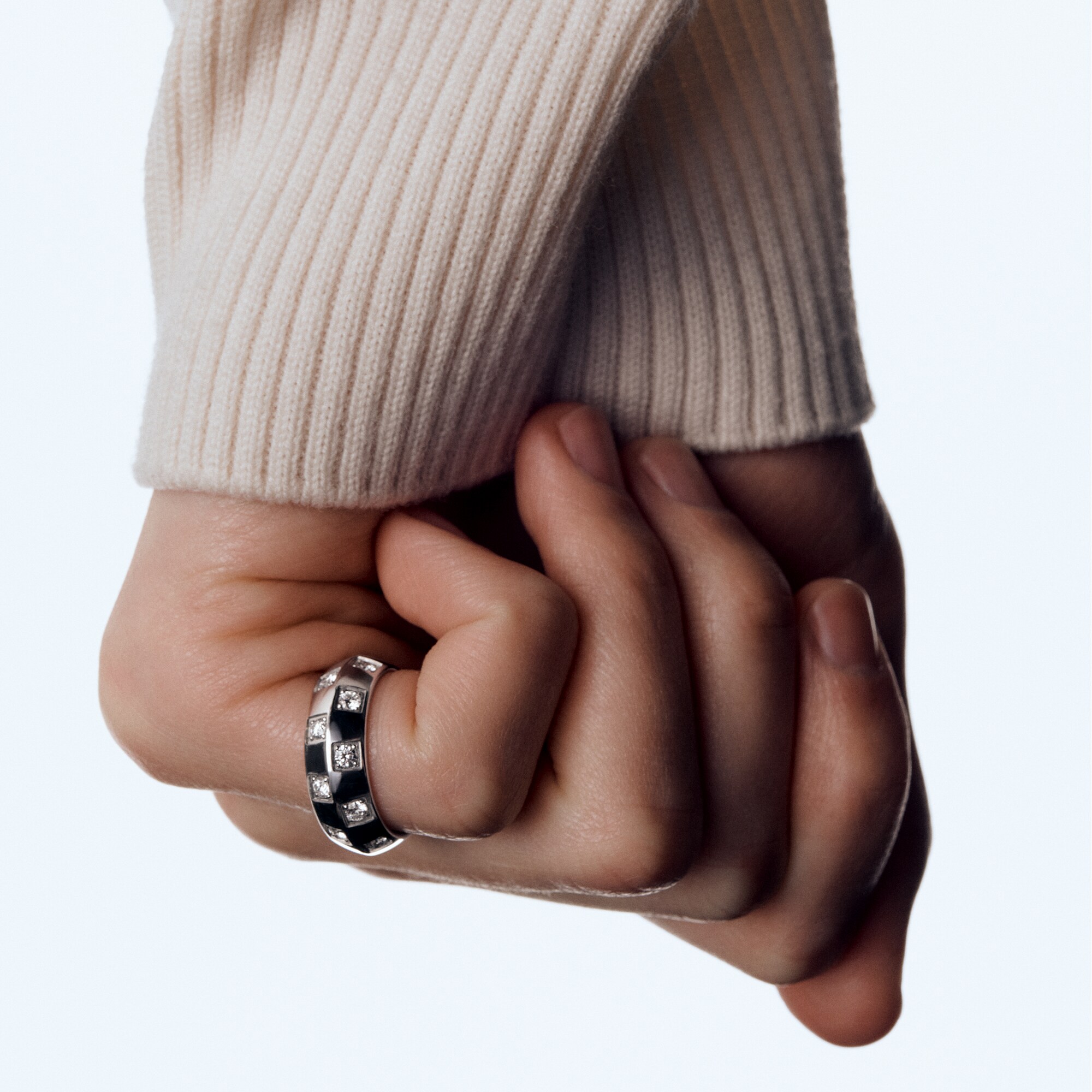 Bague large Le Damier de Louis Vuitton, or blanc et diamants  Joaillerie Catégories Bagues | LOUIS VUITTON (Zoom produit)