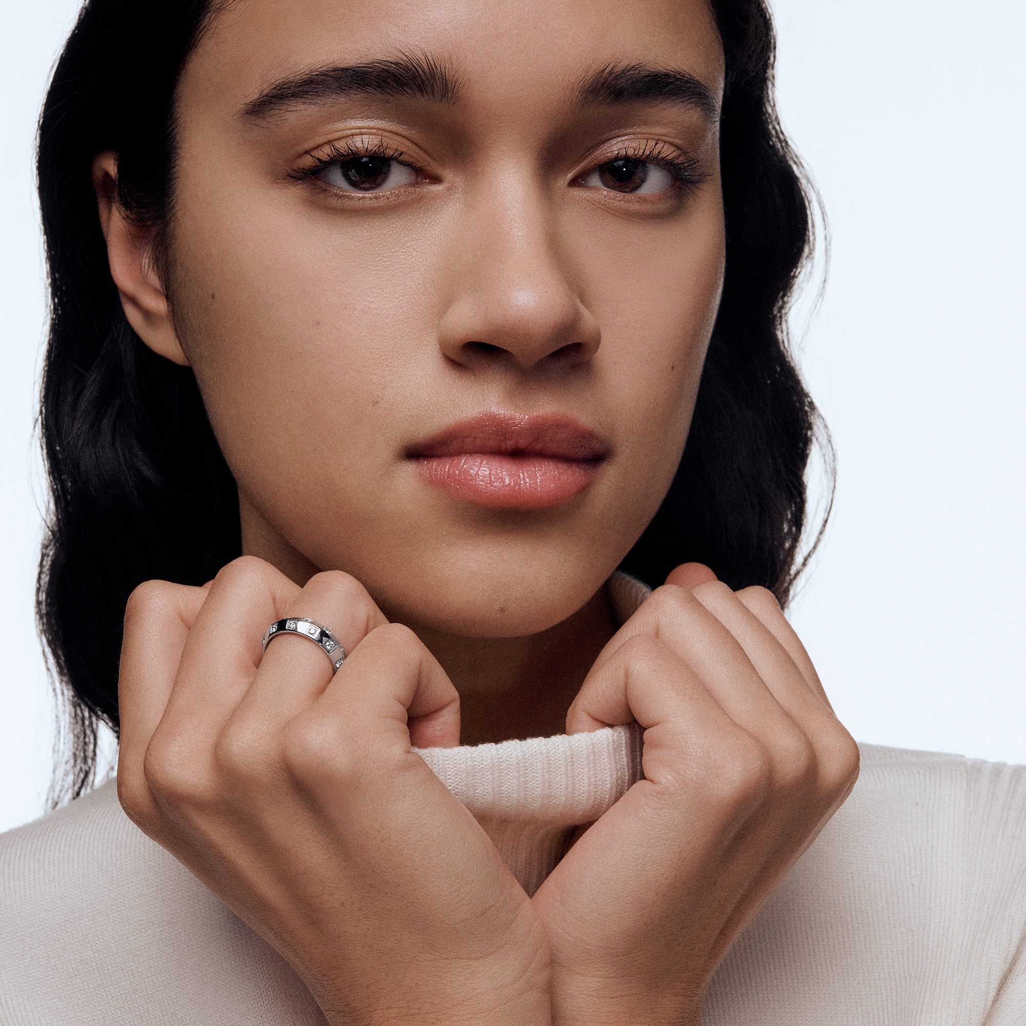 Bague medium Le Damier de Louis Vuitton, or blanc et diamants  Joaillerie Catégories Bagues | LOUIS VUITTON (Zoom produit)