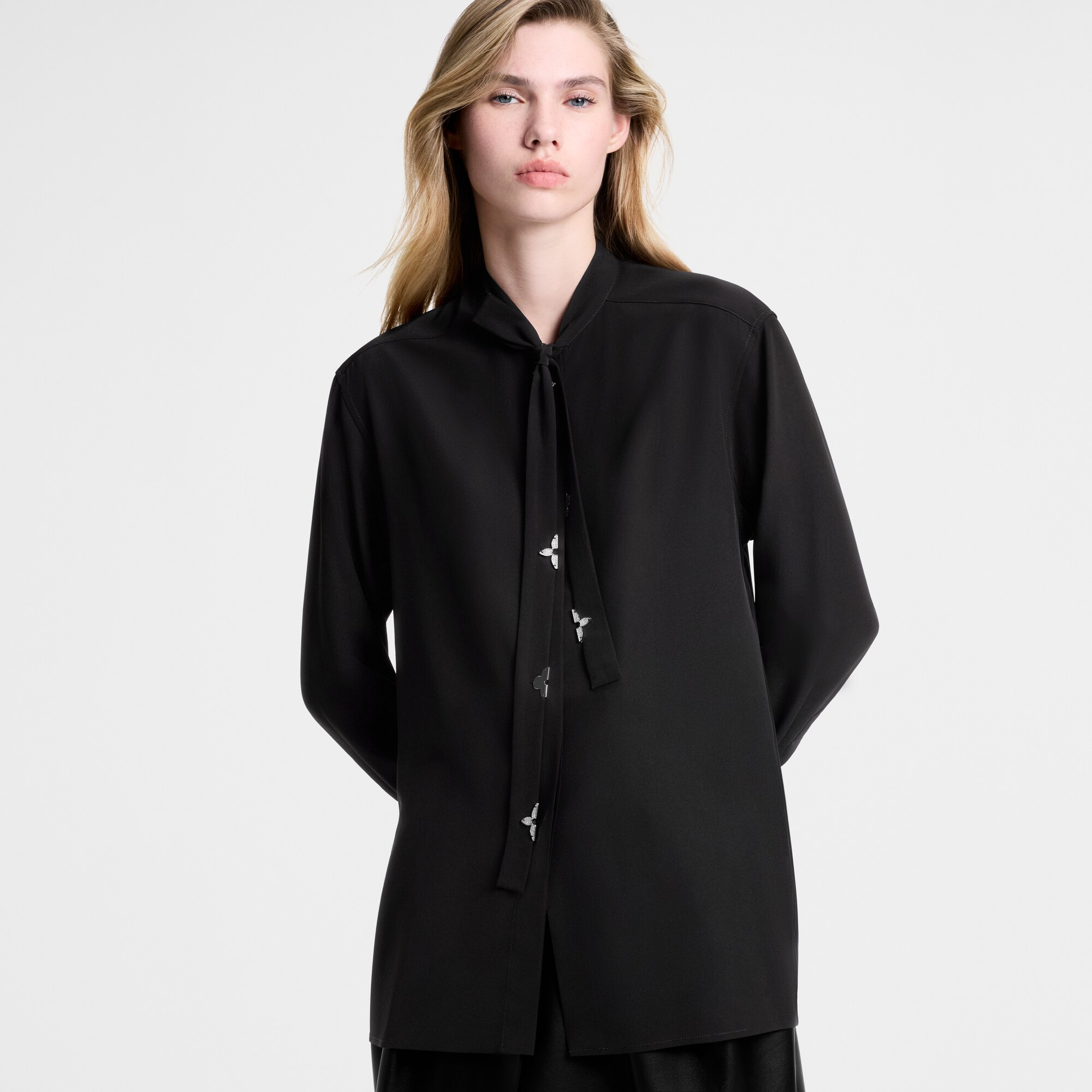 Blouse lavallière à détails Monogram  Femme Prêt-à-porter Hauts | LOUIS VUITTON (Zoom produit)
