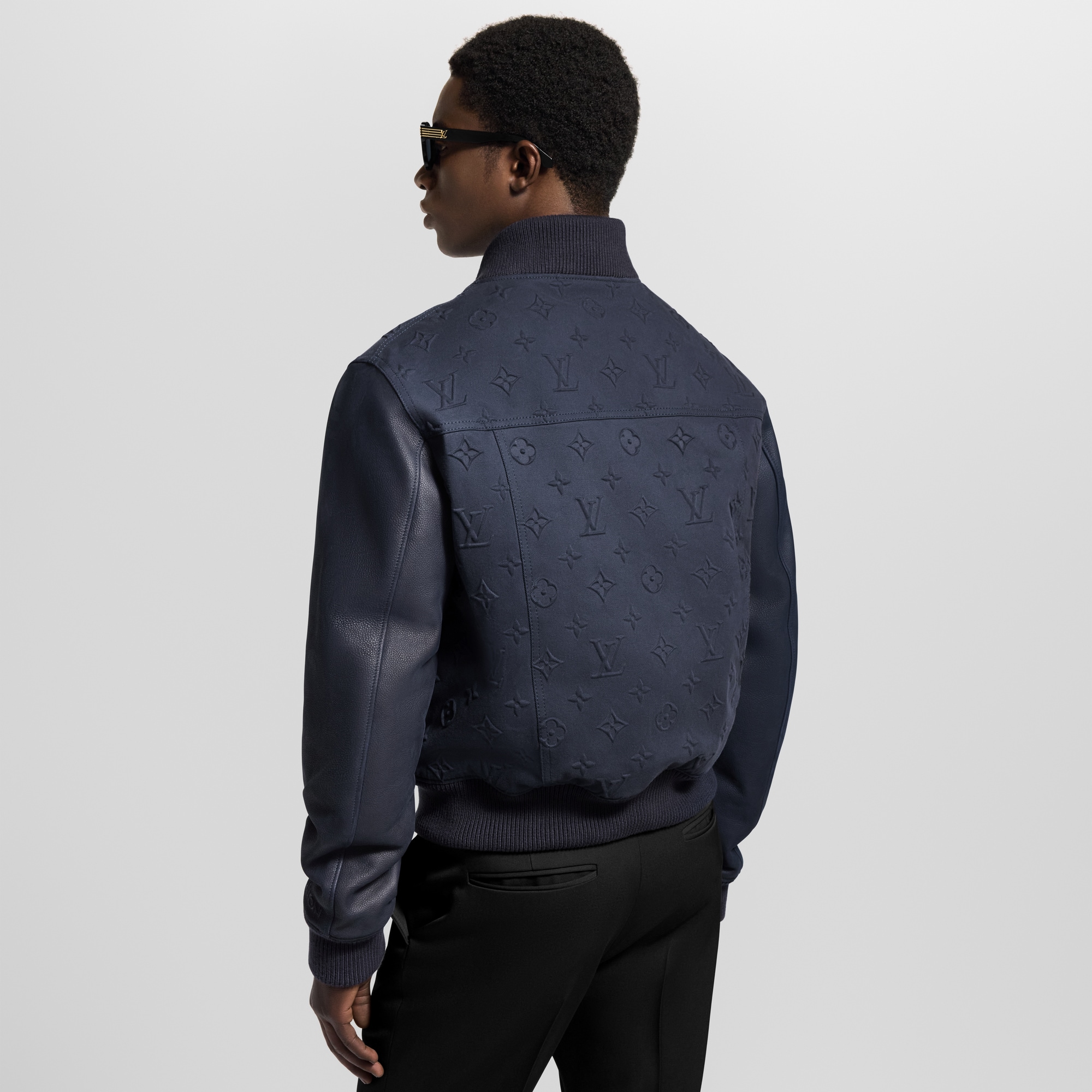 Blouson varsity embossé Monogram en coton  Homme Prêt-à-porter Manteaux et blousons | LOUIS VUITTON (Zoom produit)