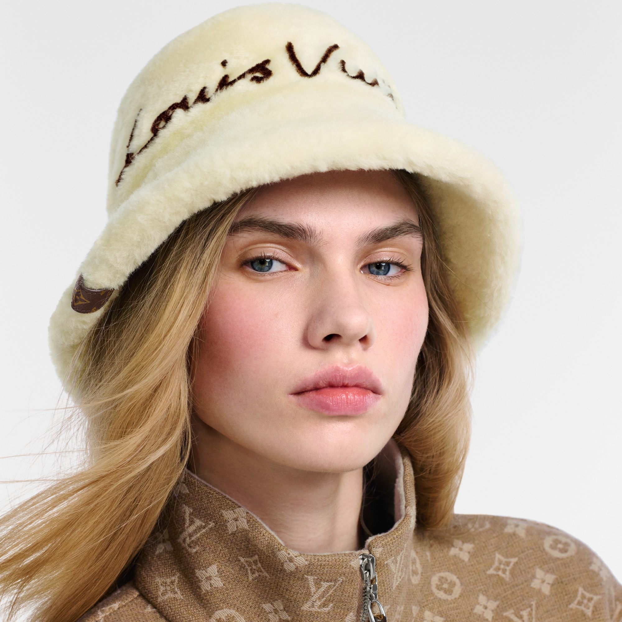 Bob LV Script Cloud S00 Femme Accessoires Chapeaux et Casquettes | LOUIS VUITTON (Zoom produit)