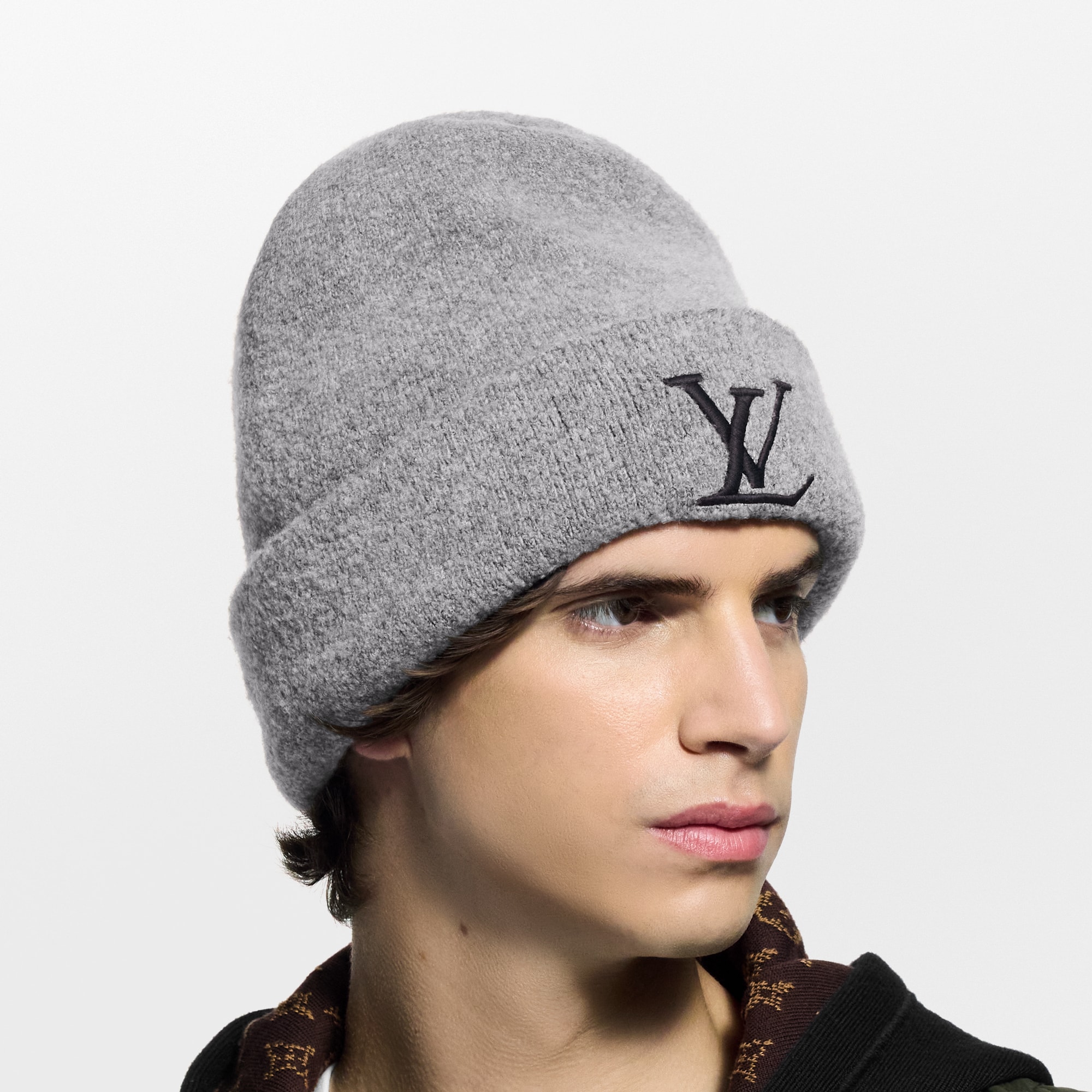 Bonnet LV Crush Monogram Surplus S00 Homme Accessoires Chapeaux, Bonnets et Gants | LOUIS VUITTON (Zoom produit)