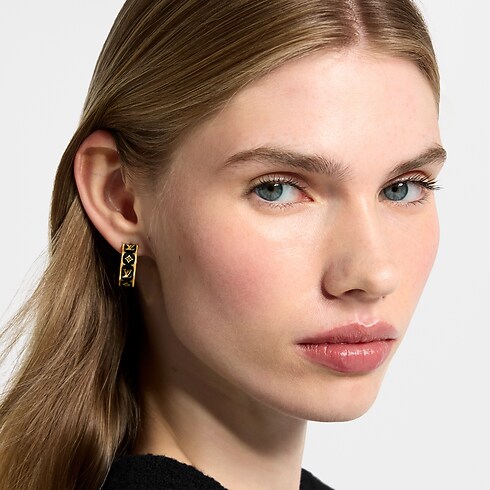 Boucles d'oreilles Nanogram Enamel vue recadrée et portée
