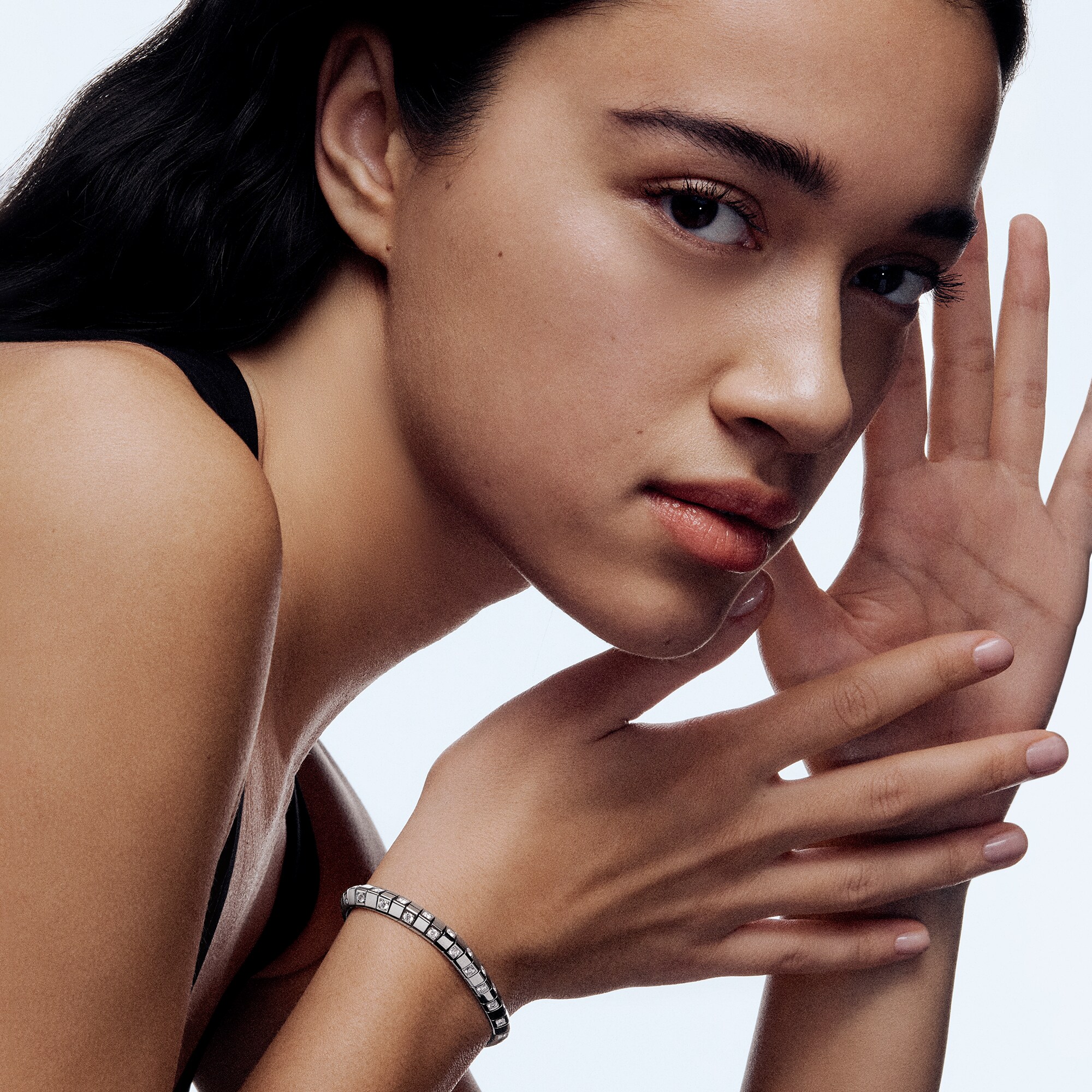 Bracelet large Le Damier de Louis Vuitton, or blanc et diamants  Joaillerie Catégories Bracelets | LOUIS VUITTON (Zoom produit)