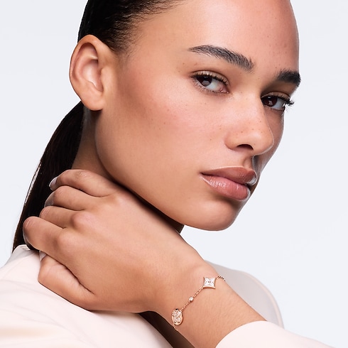 Bracelet multi-motifs Star et Sun Color Blossom BB, or rose, nacre blanche et diamants vue portée