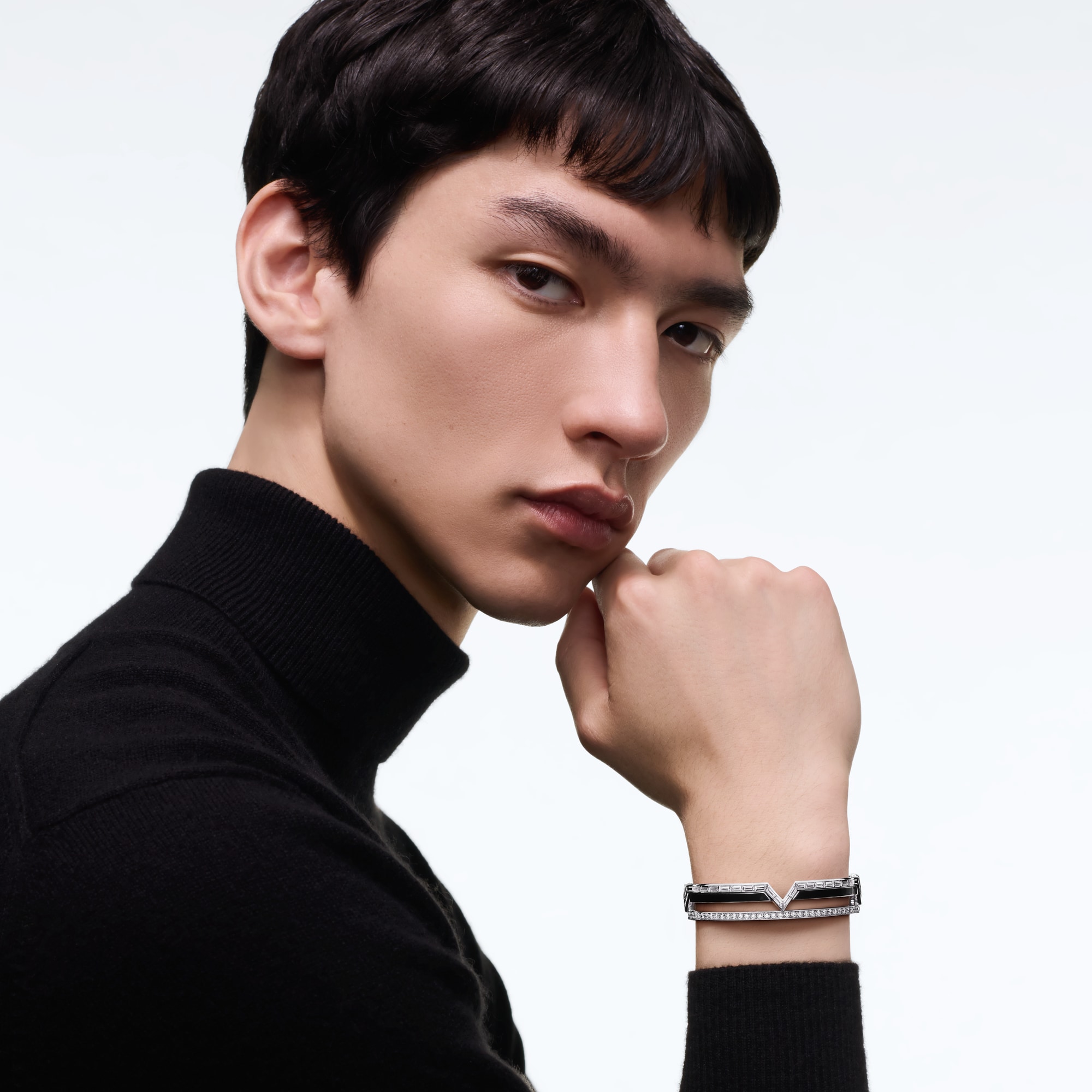 Bracelet Pure V, or blanc, laque noire et diamants  Les Extraordinaires Joaillerie Bracelets | LOUIS VUITTON (Zoom produit)