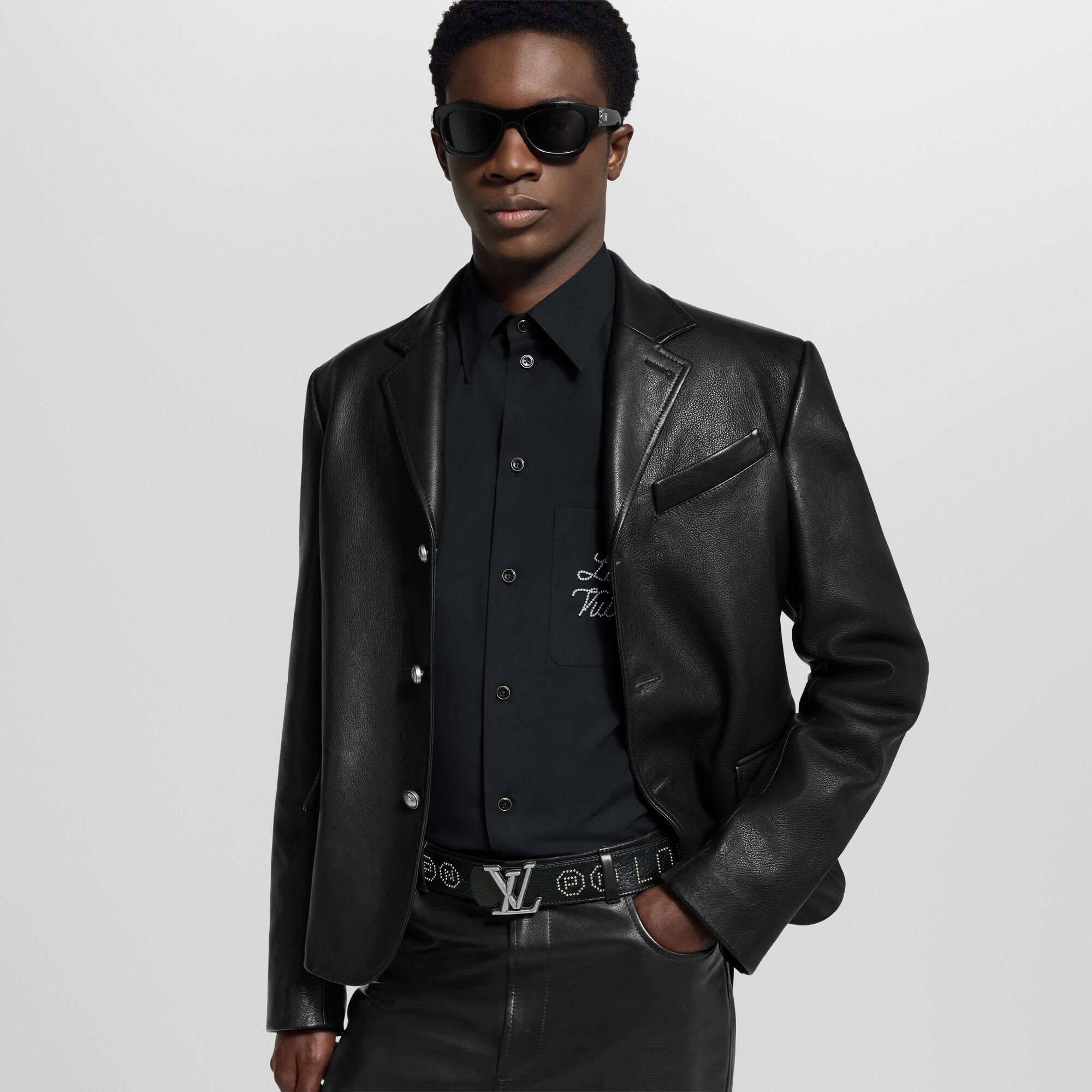 Ceinture LV Dimension Rockabilly Studs 40 mm réversible  Homme Accessoires Ceintures | LOUIS VUITTON (Zoom produit)