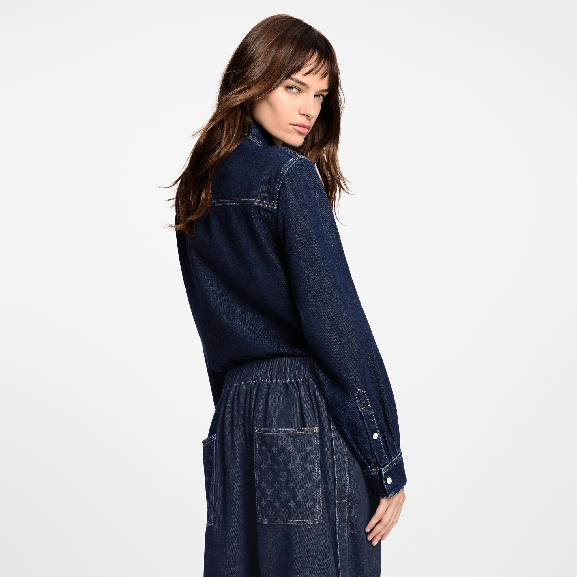 Chemise à poche Monogram en denim  Femme Prêt-à-porter Hauts | LOUIS VUITTON (Zoom produit)