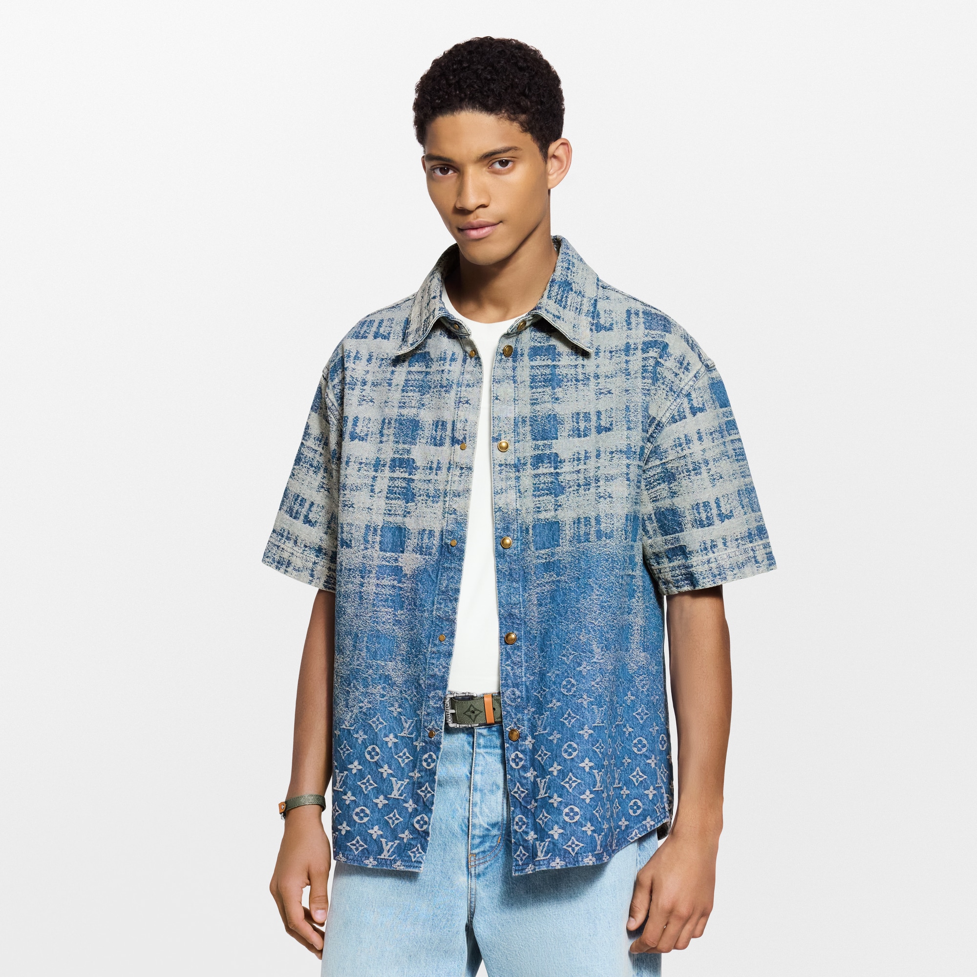 Chemise en denim à manches courtes  Homme Prêt-à-porter Chemises | LOUIS VUITTON (Zoom produit)