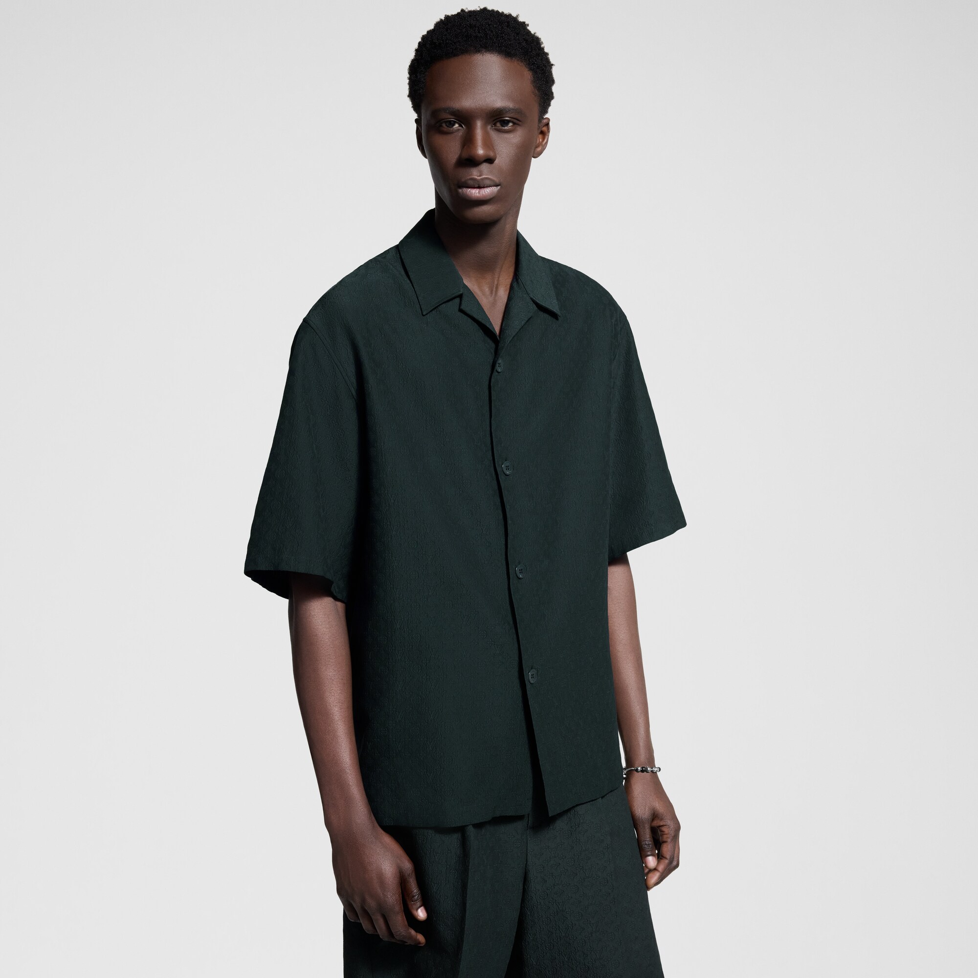 Chemise manches courtes à motif Mini Monogram en soie et coton  Homme Prêt-à-porter Chemises | LOUIS VUITTON (Zoom produit)