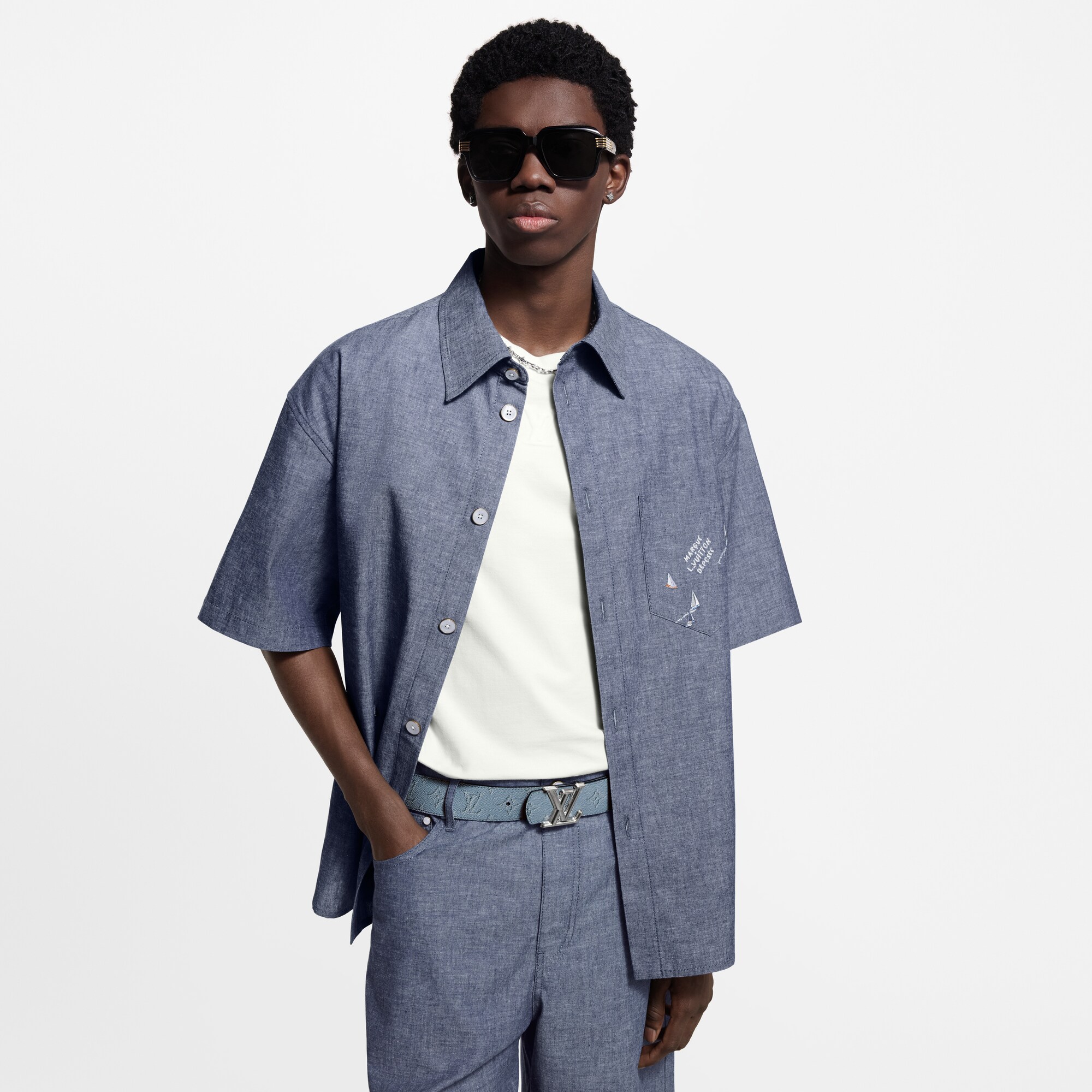 Chemise manches courtes brodée en chambray  Homme Prêt-à-porter Chemises | LOUIS VUITTON (Zoom produit)