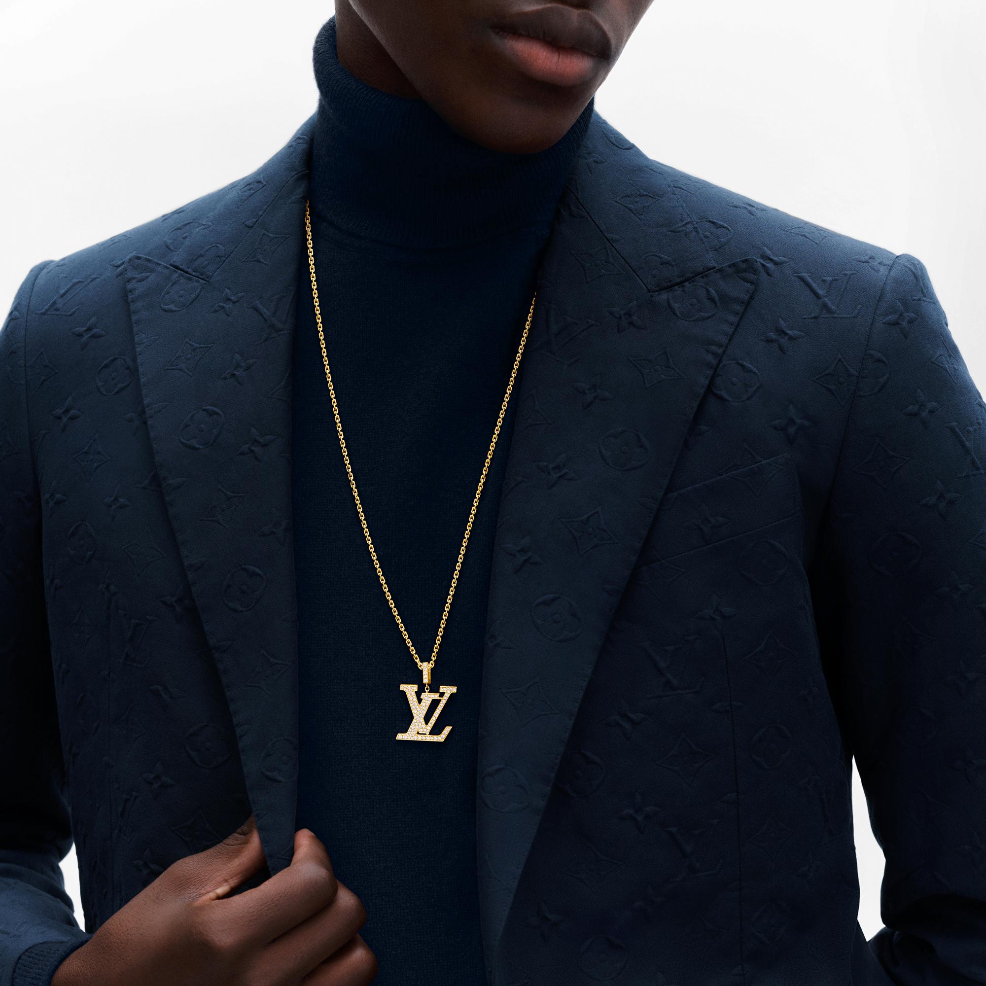 Collier grand pendentif LV, or jaune et diamants  Joaillerie Catégories Colliers et pendentifs | LOUIS VUITTON (Zoom produit)