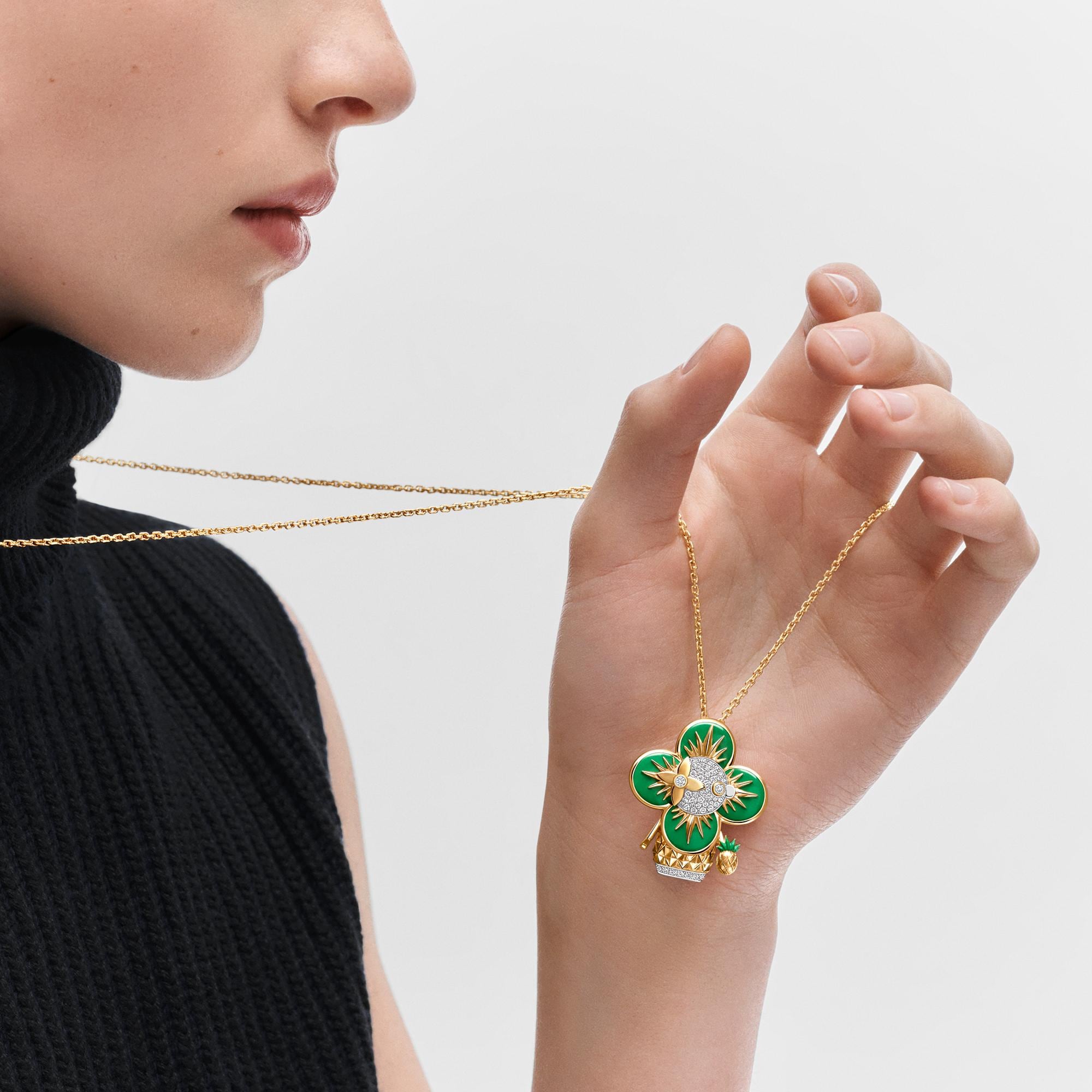 Collier pendentif Vivienne Ananas, or jaune, or blanc, laque et diamants  Joaillerie Catégories Colliers et pendentifs | LOUIS VUITTON (Zoom produit)