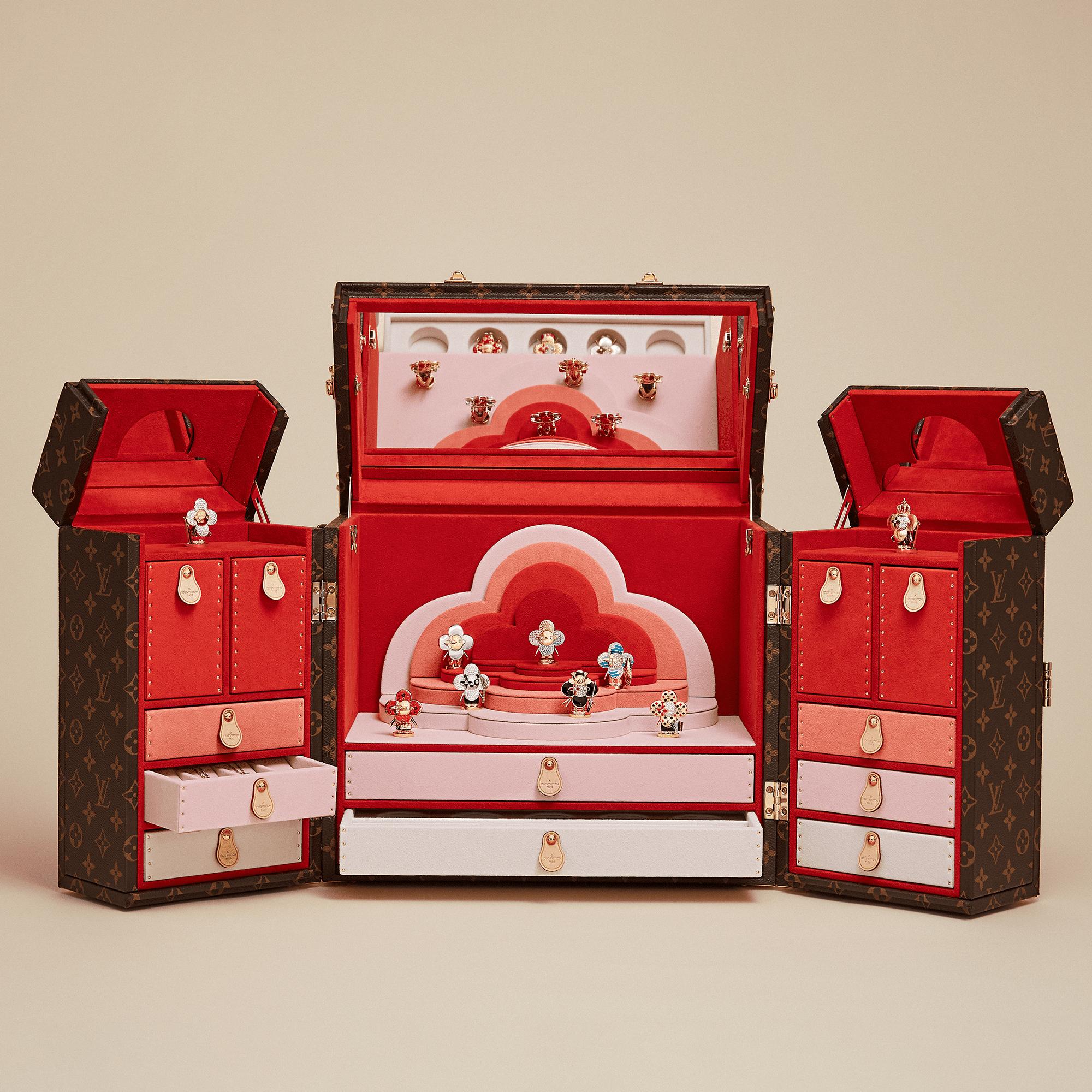 Collier pendentif Vivienne Panda, or blanc, or jaune, onyx, laque et diamants  Joaillerie Catégories Toute la joaillerie | LOUIS VUITTON (Zoom produit)