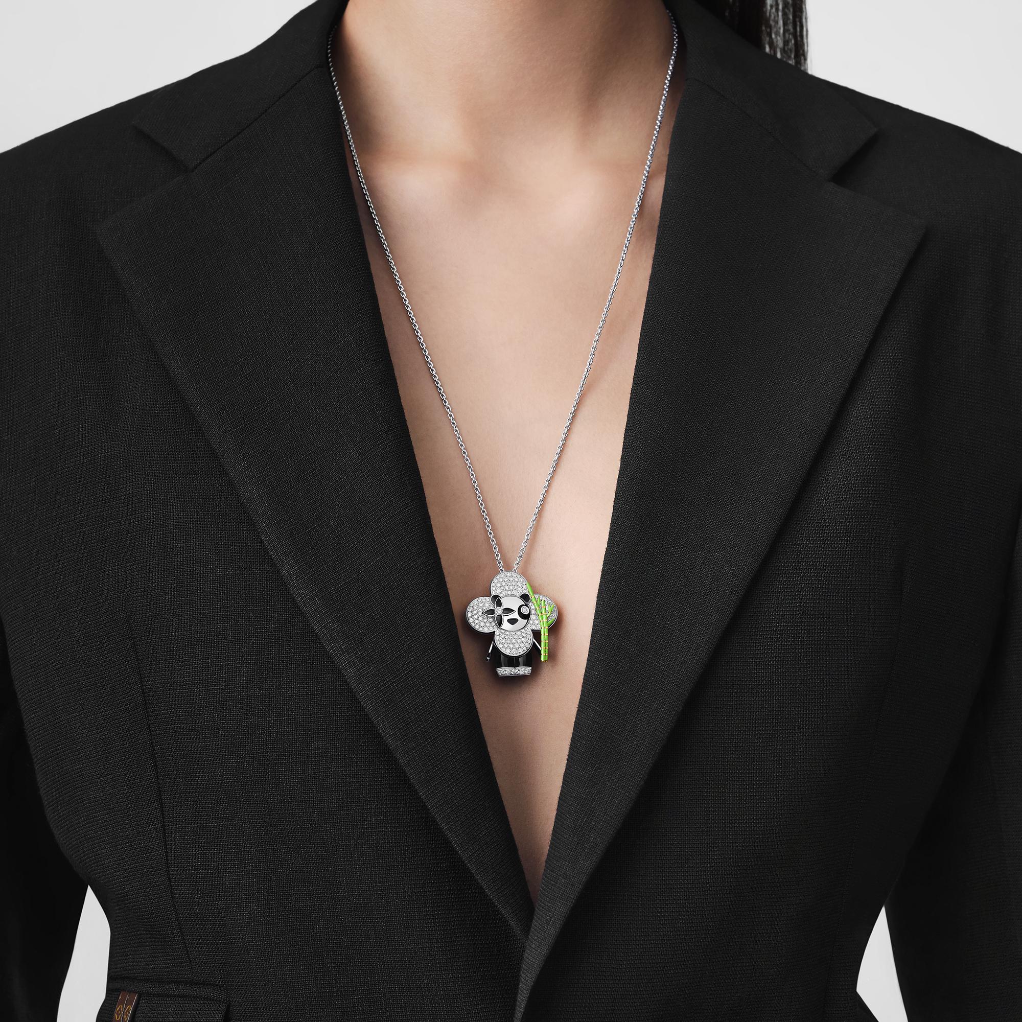 Collier pendentif Vivienne Panda, or blanc, or jaune, onyx, laque et diamants  Joaillerie Catégories Toute la joaillerie | LOUIS VUITTON (Zoom produit)