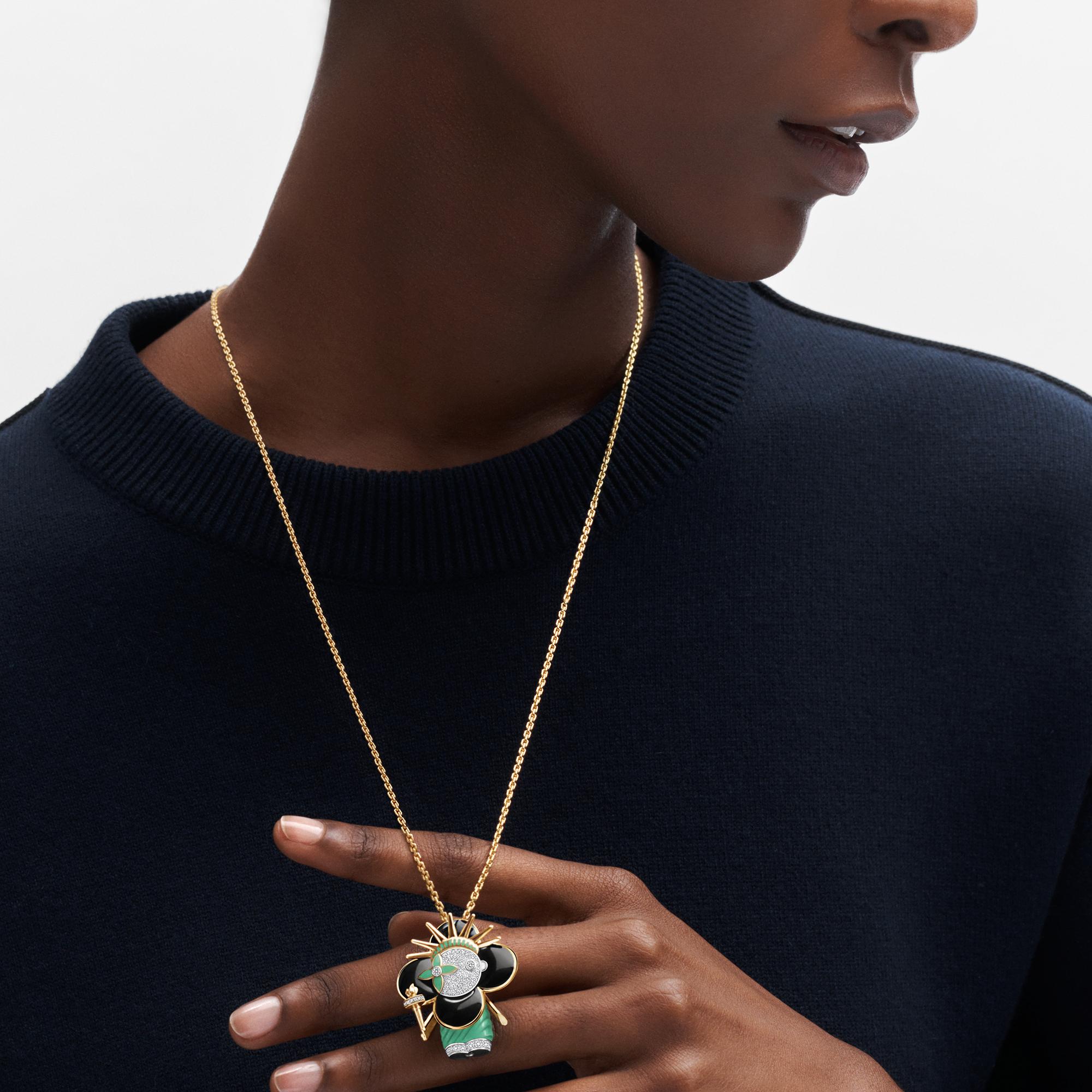 Collier pendentif Vivienne Statue de la Liberté, or blanc, or jaune, laque et diamants  Joaillerie Catégories Colliers et pendentifs | LOUIS VUITTON (Zoom produit)
