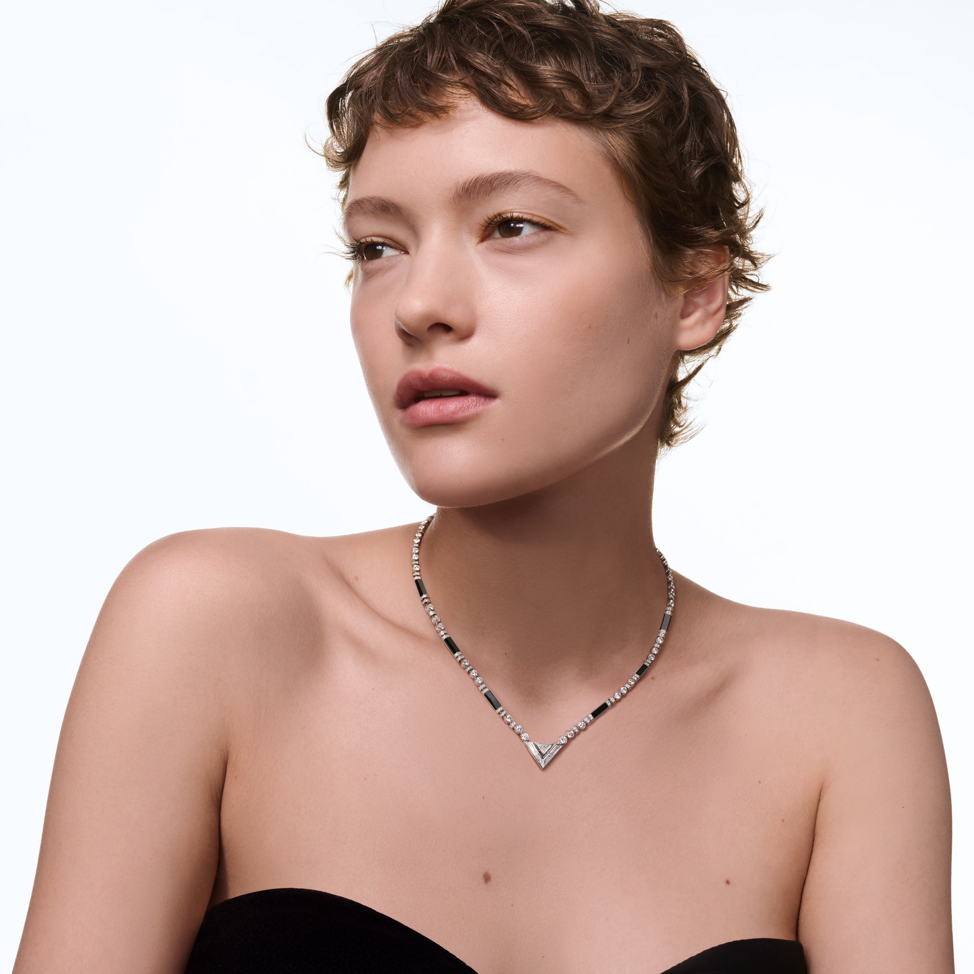 Collier Pure V, or blanc, onyx et diamants  Les Extraordinaires Joaillerie Colliers et pendentifs | LOUIS VUITTON (Zoom produit)