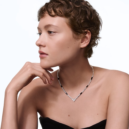 Collier Pure V, or blanc, onyx et diamants Les Extraordinaires Joaillerie Colliers et pendentifs | LOUIS VUITTON (Zoom produit)
