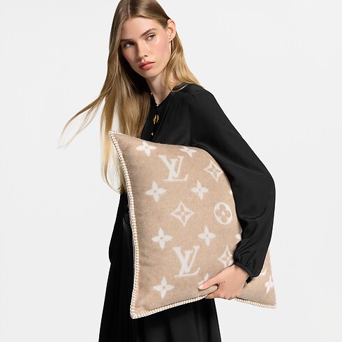 Coussin Neo Monogram S00 Femme Accessoires Textile de Maison | LOUIS VUITTON (Zoom produit)