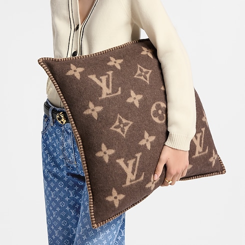 Coussin Neo Monogram S00 Femme Accessoires Textile de Maison | LOUIS VUITTON (Zoom produit)