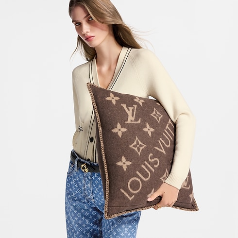 Coussin Neo Monogram S00 Femme Accessoires Textile de Maison | LOUIS VUITTON (Zoom produit)