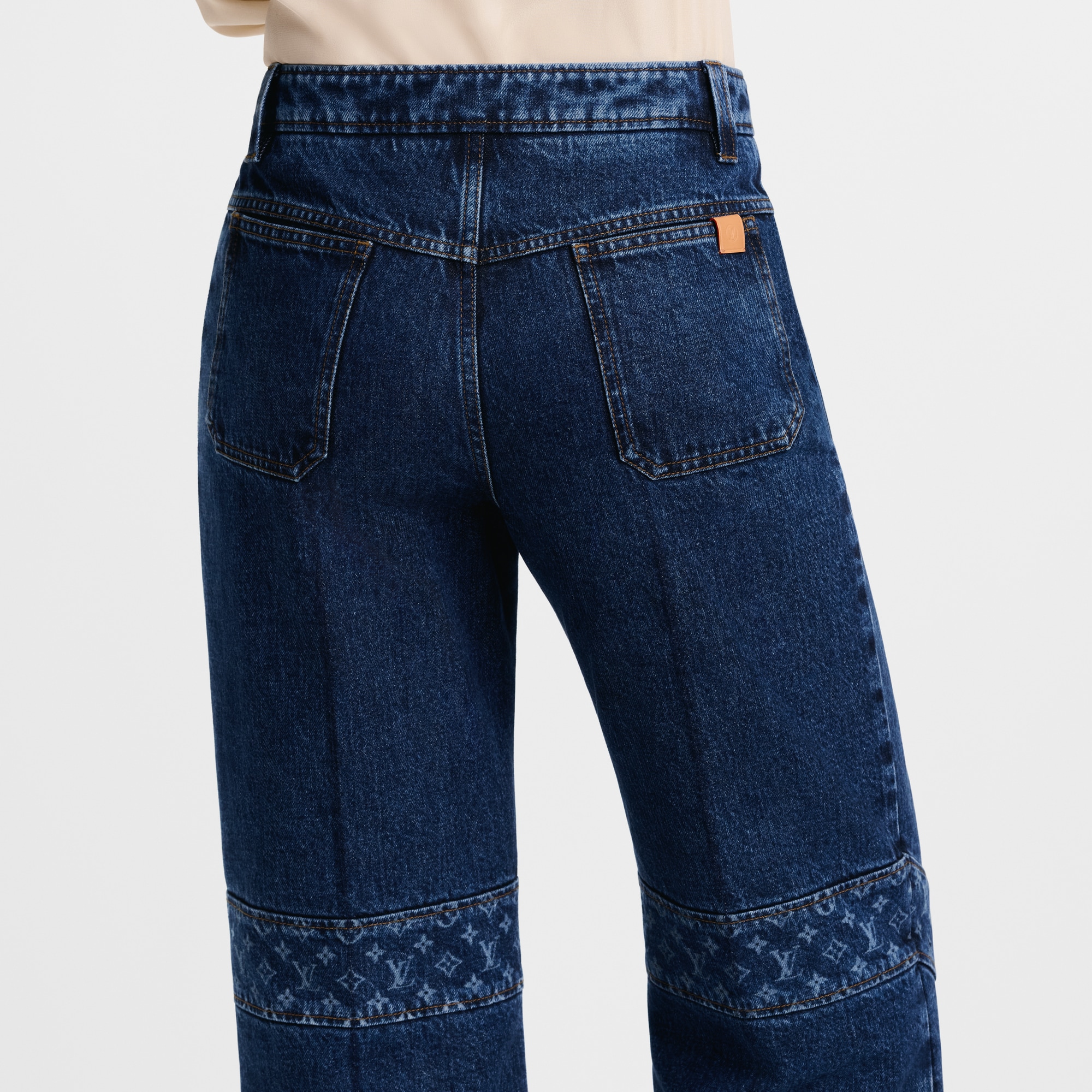 Jean en denim brut à détails Monogram  Femme Prêt-à-porter Pantalons | LOUIS VUITTON (Zoom produit)