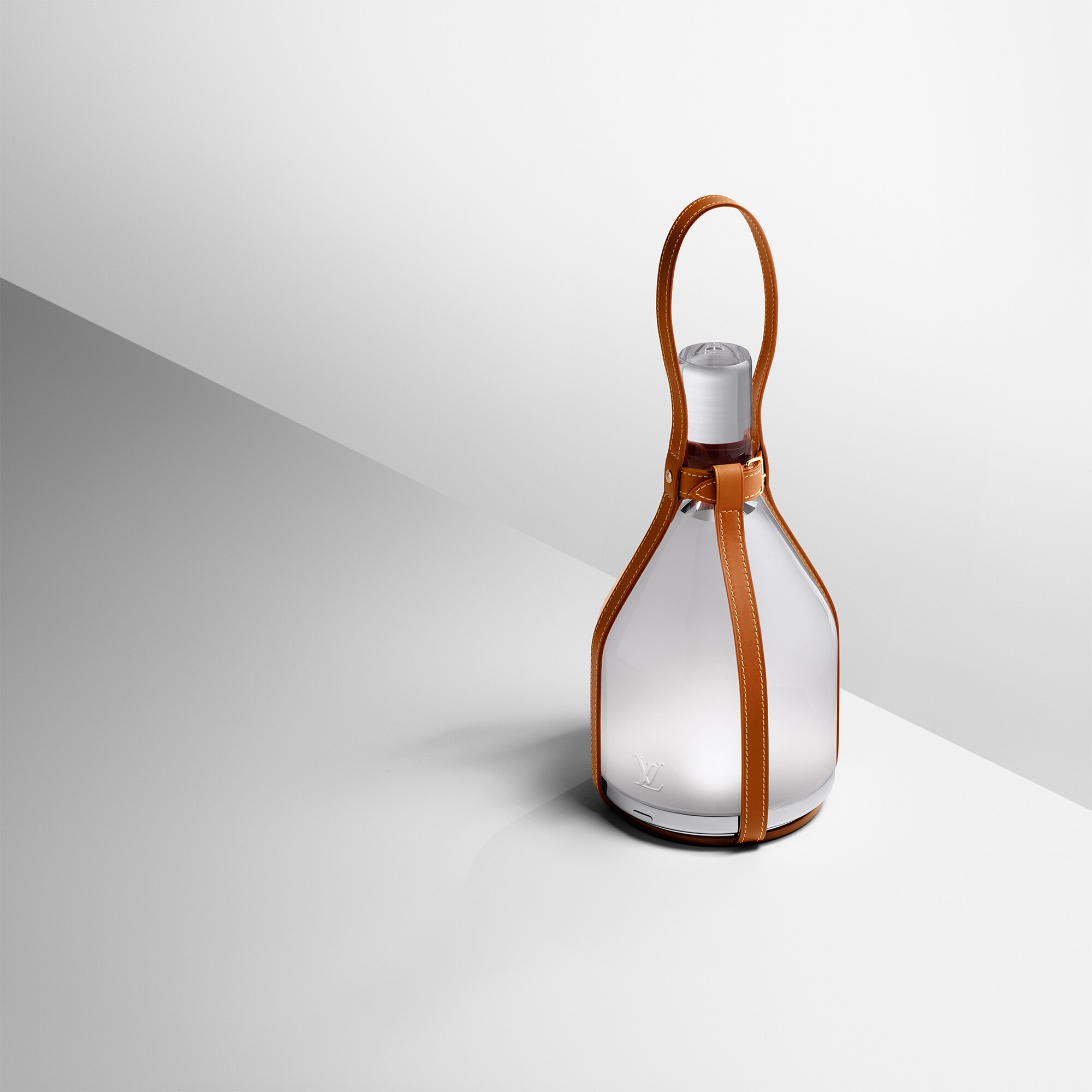 Lampe Bell par Edward Barber et Jay Osgerby Cuir et autres matières Malles, Voyage et Maison Maison et Art de la Table Objets Nomades – La Collection | LOUIS VUITTON (Zoom produit)