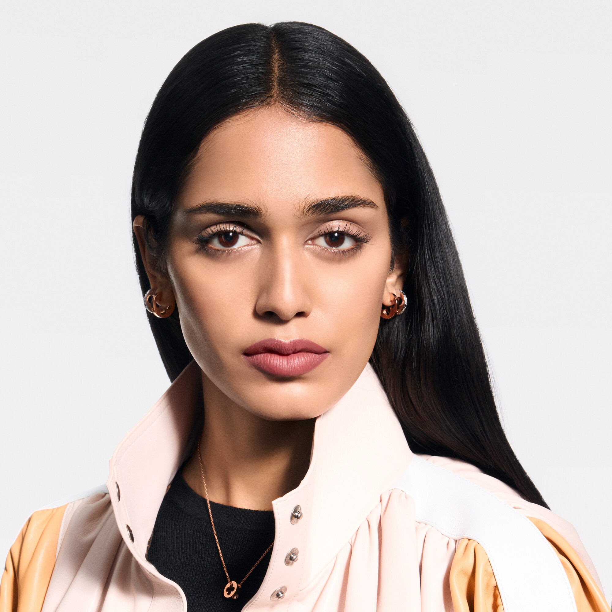 LV Rouge - Rouge à lèvres Mat  Parfums et Beauté Lèvres } | LOUIS VUITTON (Zoom produit)