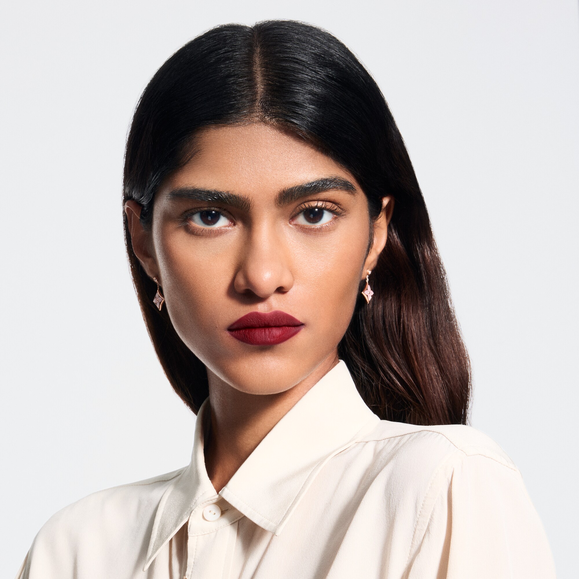 LV Rouge - Rouge à lèvres Mat  Parfums et Beauté Lèvres } | LOUIS VUITTON (Zoom produit)