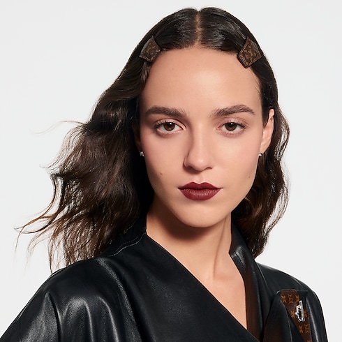 LV Rouge - Rouge à lèvres Mat Parfums et Beauté Lèvres } | LOUIS VUITTON (Zoom produit)