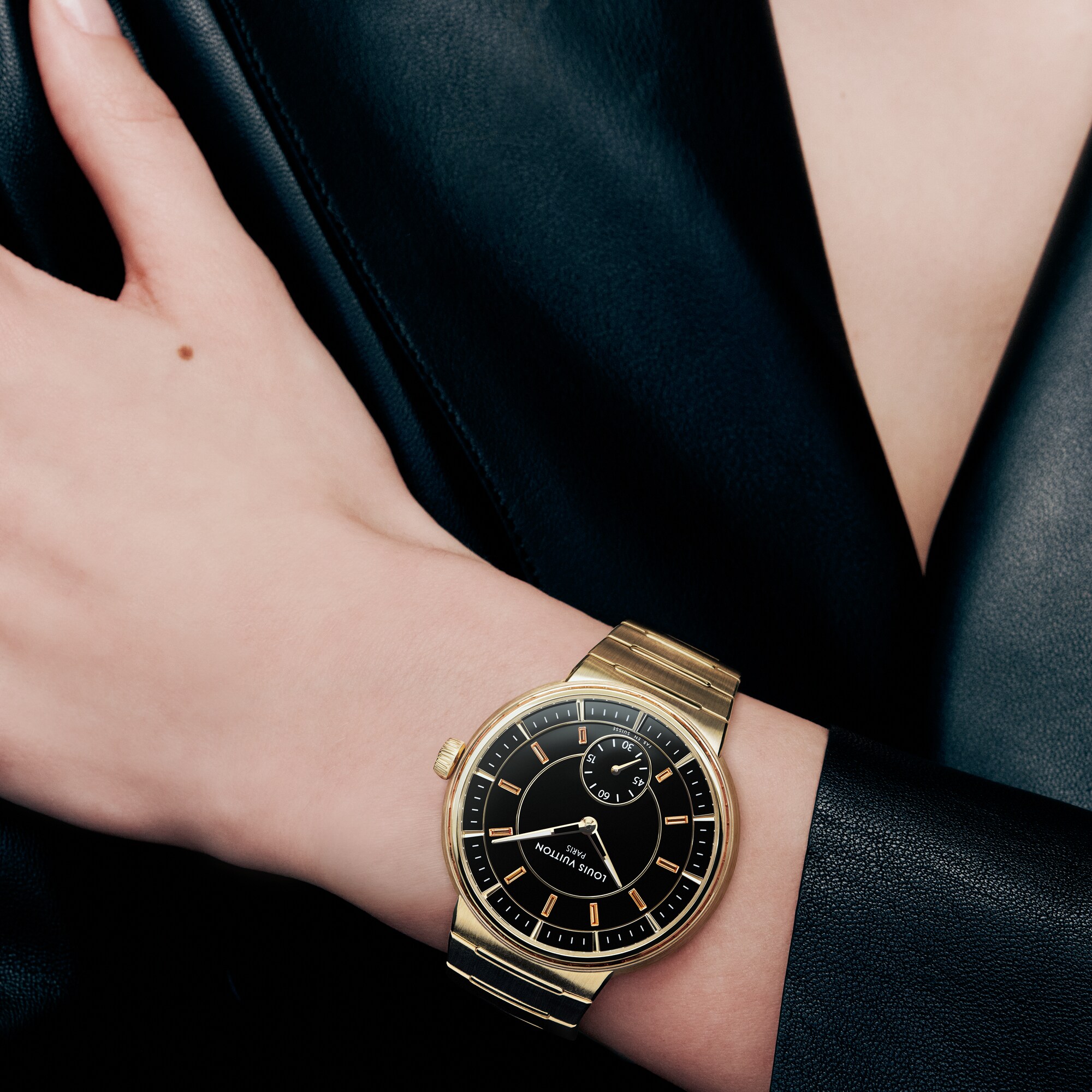 Montre Tambour, automatique, 40 mm, or jaune, onyx, saphirs  Montres Toutes les montres } | LOUIS VUITTON (Zoom produit)