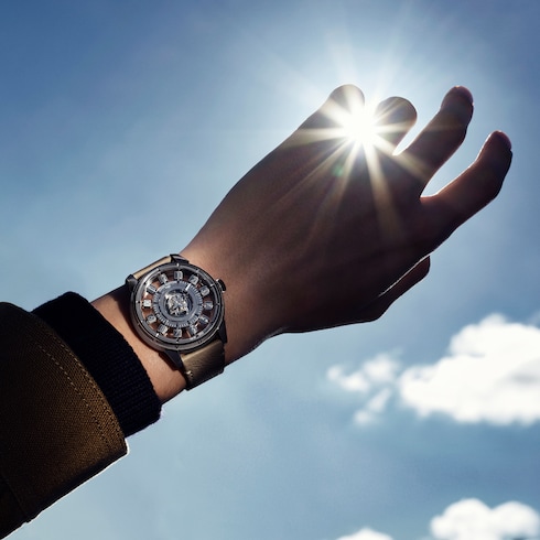 Montre Tambour Taiko Spin Time Air, Automatique, 42,5 mm, or blanc, œil de faucon et diamants Montres Toutes les montres } | LOUIS VUITTON