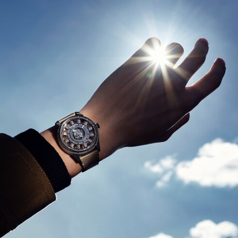 Montre Tambour Taiko Spin Time Air, automatique, 42,5 mm, or blanc, œil de faucon et diamants Montres Toutes les montres } | LOUIS VUITTON