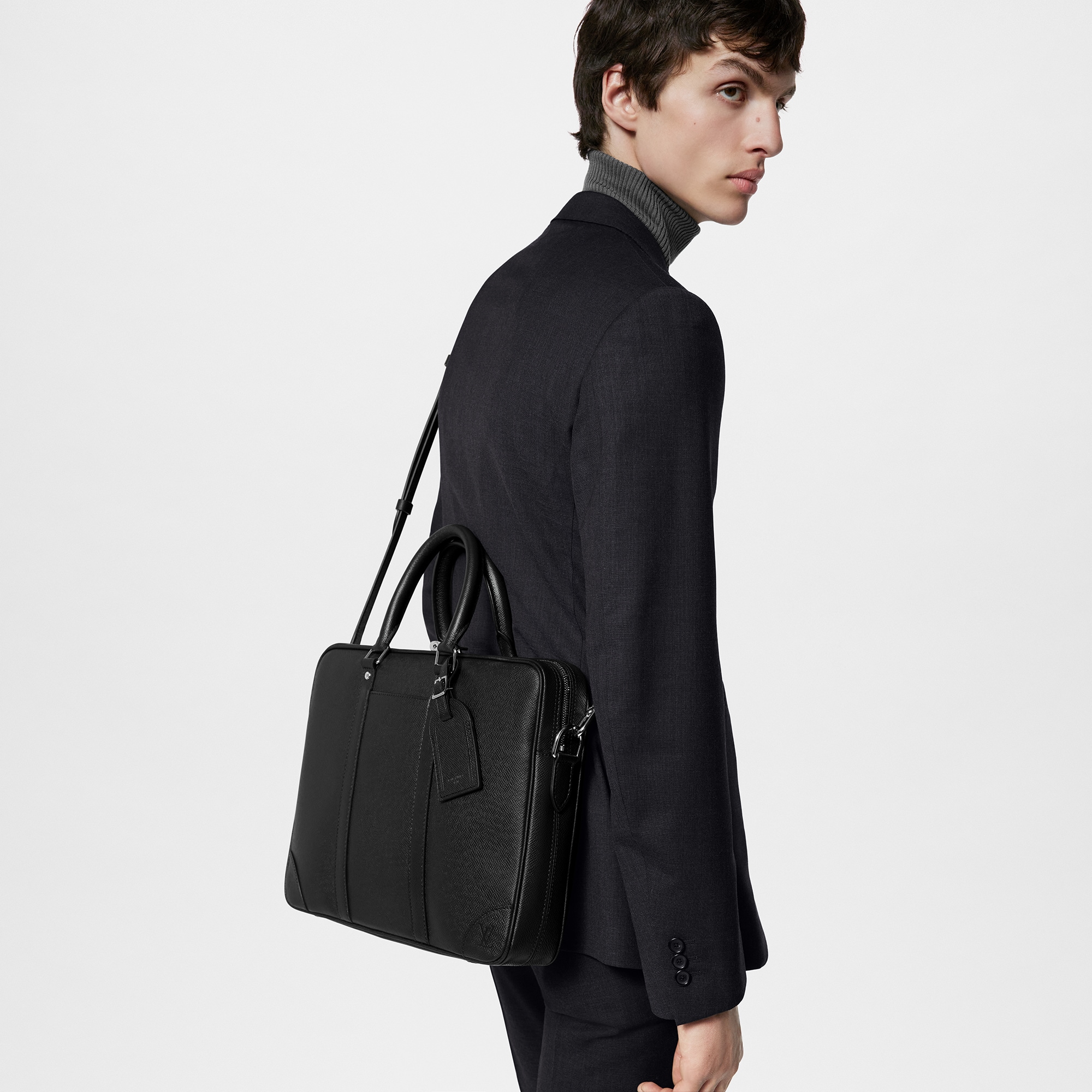 Porte-Documents Voyage PM Cuir Taïga Nouveautés Homme New Formal | LOUIS VUITTON (Zoom produit)