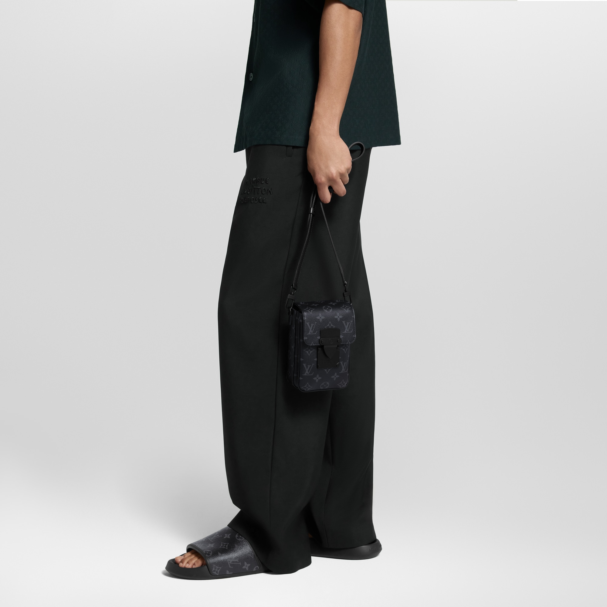 Portefeuille S-Lock Vertical Wearable Monogram Eclipse Homme Sacs Toutes les collections | LOUIS VUITTON (Zoom produit)