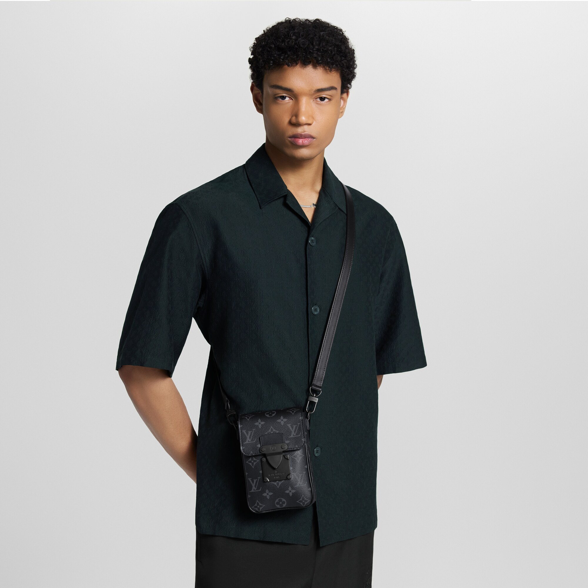 Portefeuille S-Lock Vertical Wearable Monogram Eclipse Homme Sacs Toutes les collections | LOUIS VUITTON (Zoom produit)