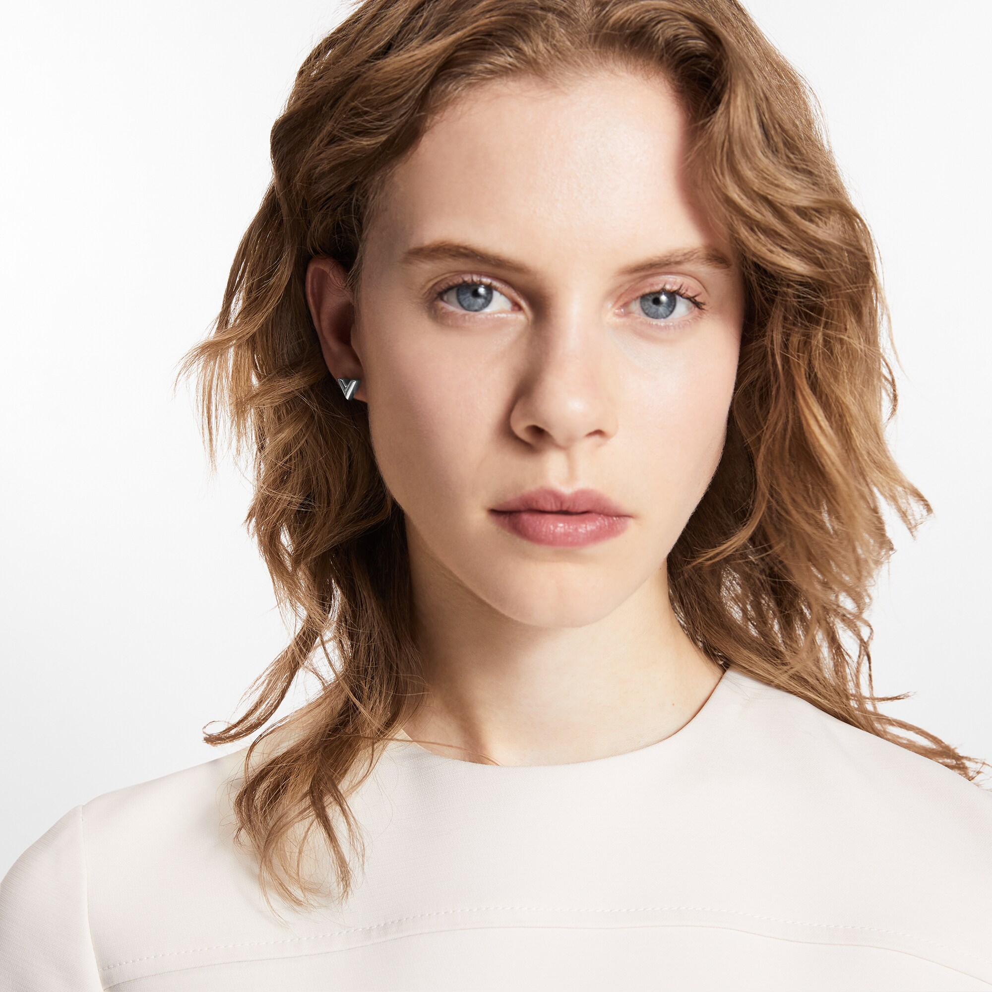 Puces D Oreilles Essential V Sans Ligne Esthetique Accessoires De Luxe Femme Louis Vuitton