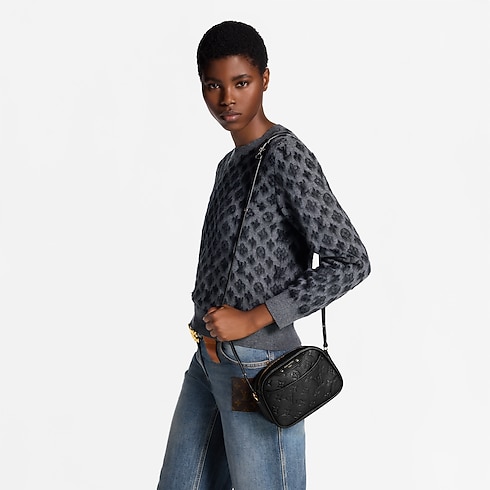 Sac caméra Tiny Cuir Monogram Empreinte Femme Portefeuilles et petite maroquinerie Pochettes et micro sacs | LOUIS VUITTON (Zoom produit)