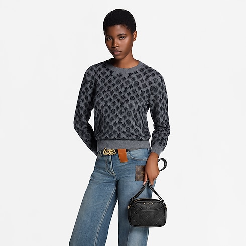 Sac caméra Tiny Cuir Monogram Empreinte Femme Portefeuilles et petite maroquinerie Pochettes et micro sacs | LOUIS VUITTON (Zoom produit)