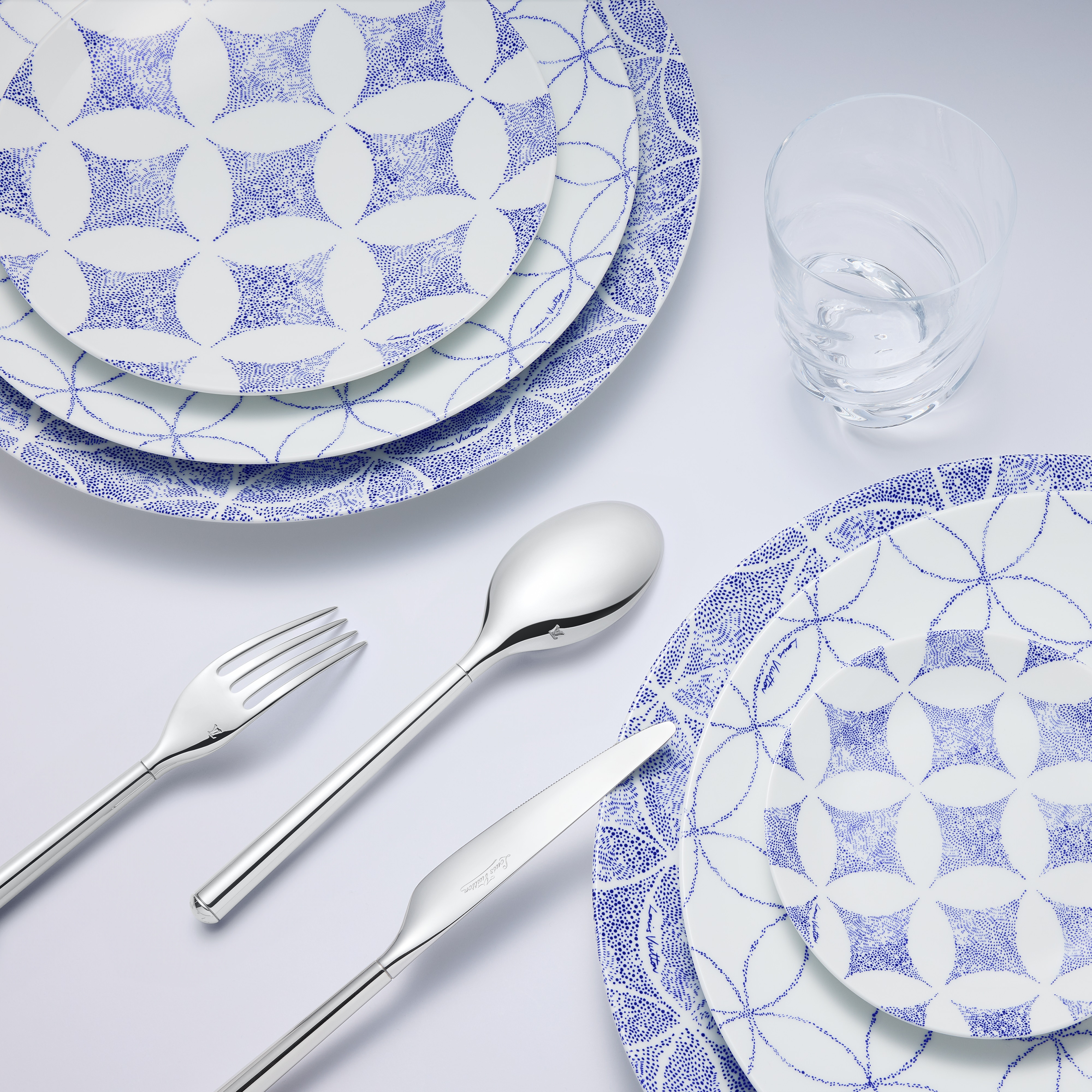 Set de 2 assiettes à dîner Constellation  Malles, Voyage et Maison Maison et Art de la Table Art de la table | LOUIS VUITTON (Zoom produit)