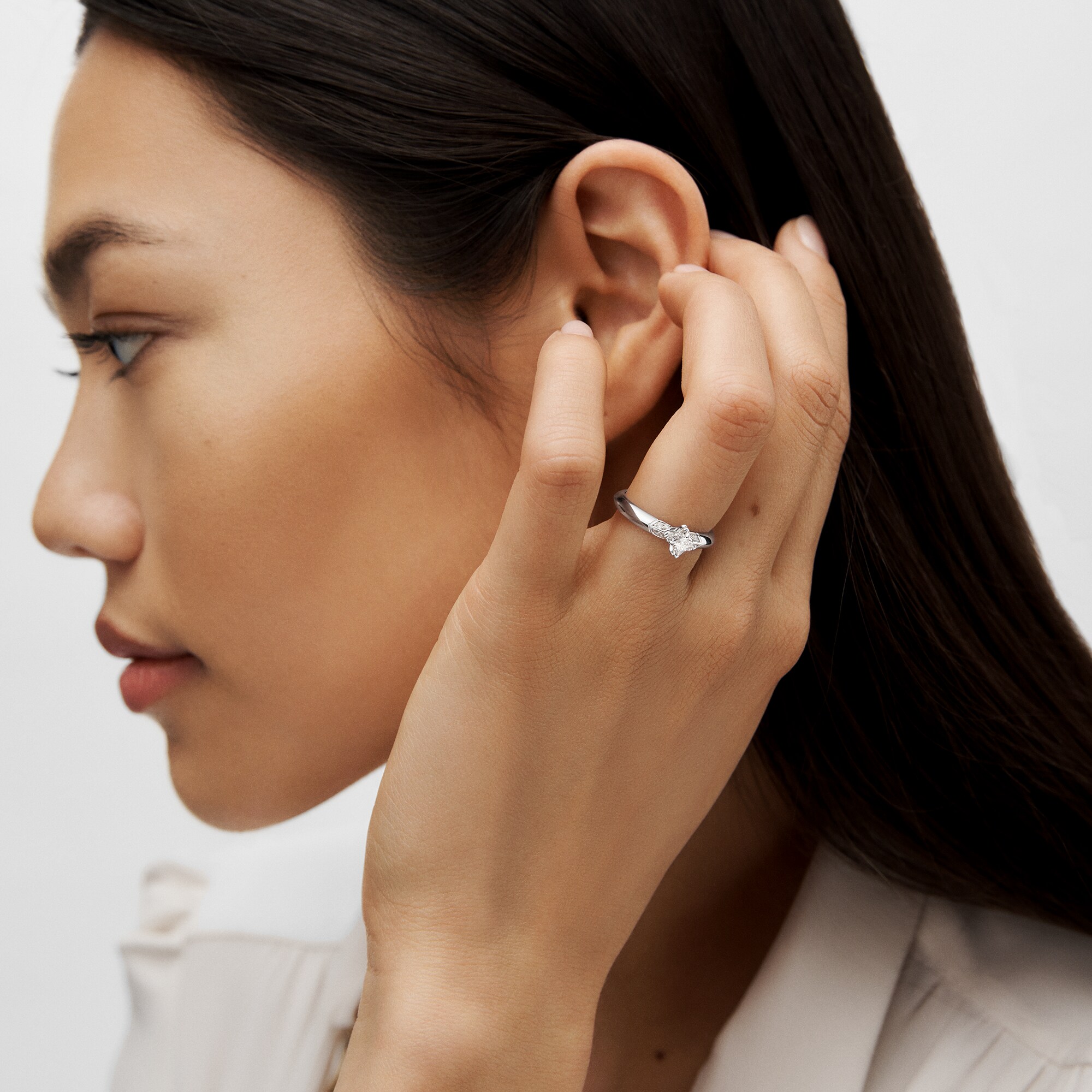 Solitaire LV Diamonds, taille LV Monogram Star  Joaillerie Collections LV Diamonds | LOUIS VUITTON (Zoom produit)