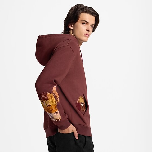 Sweat à capuche zippé et brodé vue recadrée et portée