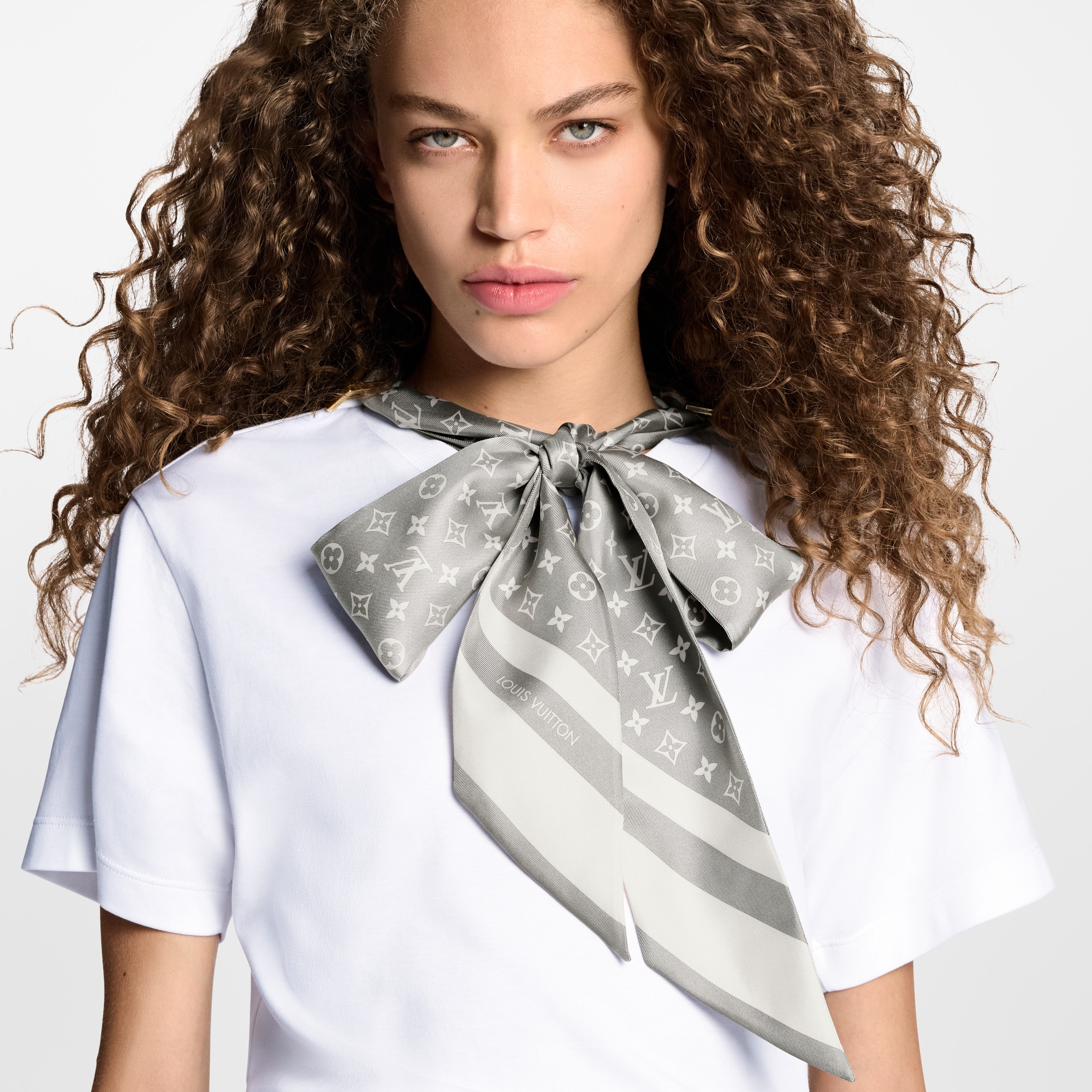 Tee-shirt à foulard Monogram  Femme Prêt-à-porter Hauts | LOUIS VUITTON (Zoom produit)