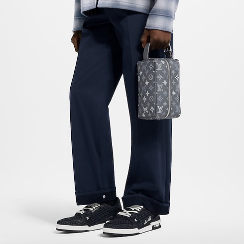 Trousse de toilette Locker Dopp Kit Monogram Shadow Homme Voyage Accessoires de voyage | LOUIS VUITTON (Zoom produit)